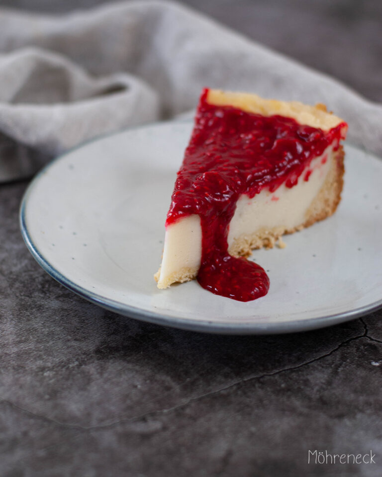 veganer Käsekuchen mit Himbeer-Sauce - Möhreneck