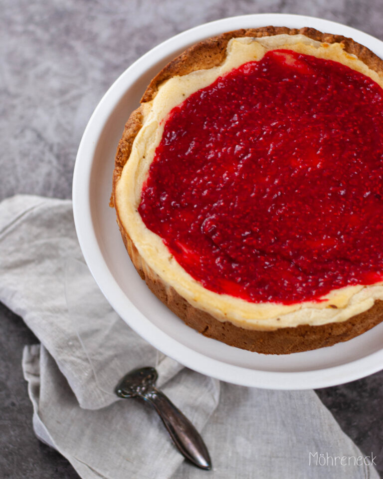 veganer Käsekuchen mit Himbeer-Sauce - Möhreneck