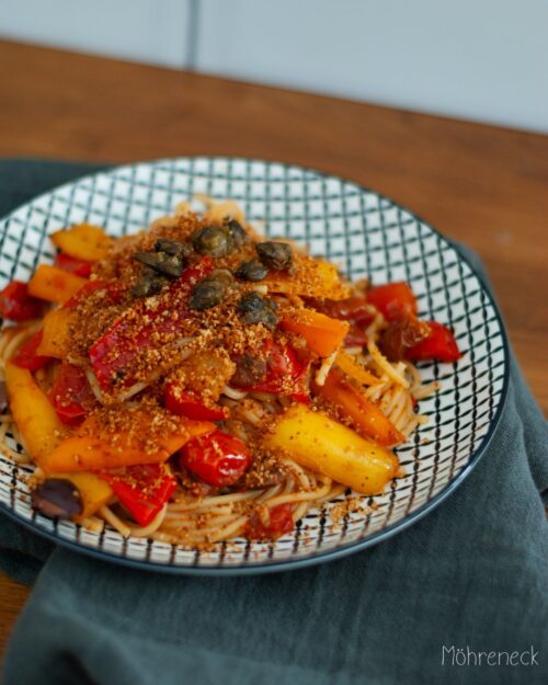 Pasta mit Paprika-Kapern-Sauce