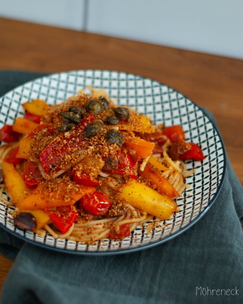 Pasta mit Paprika-Kapern-Sauce