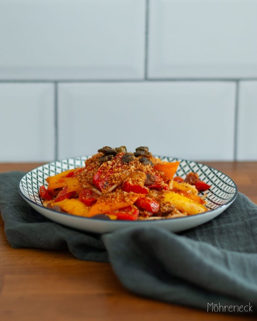 Pasta mit Paprika-Kapern-Sauce