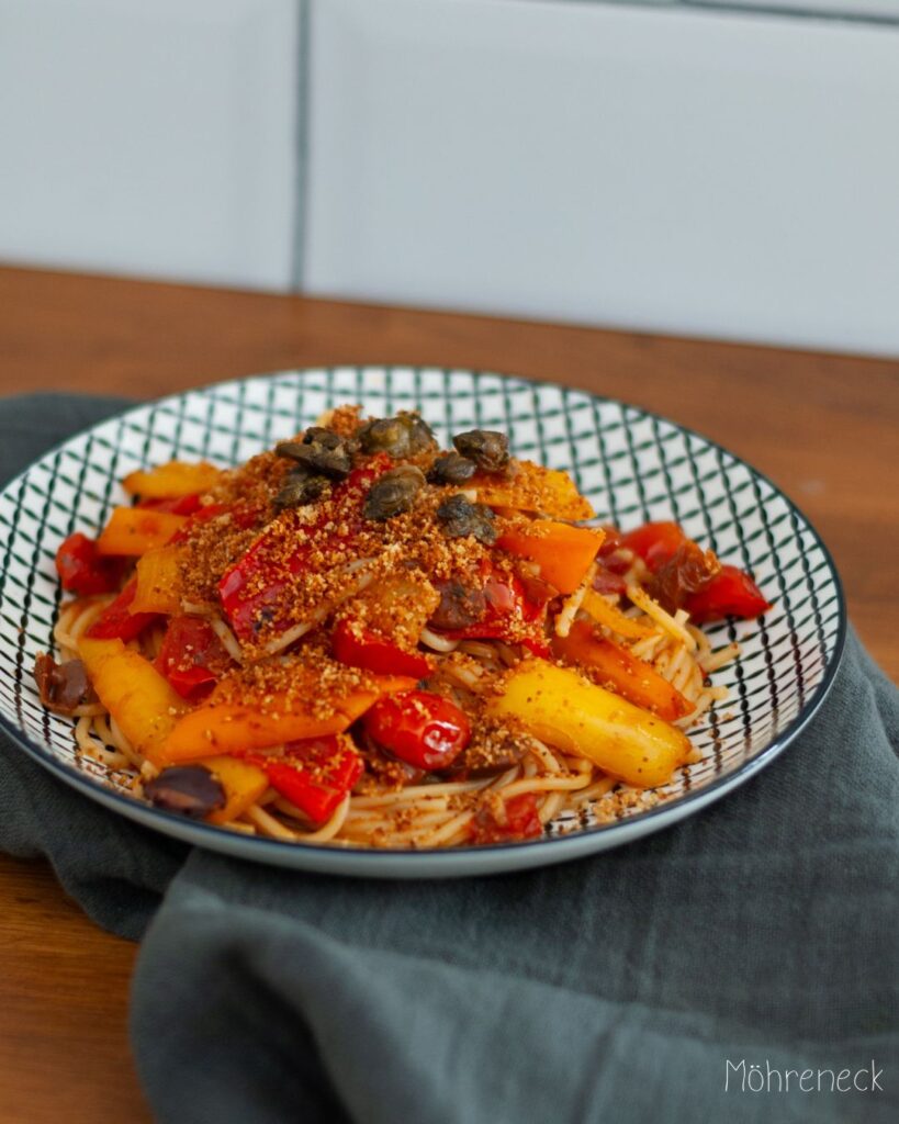 Pasta mit Paprika-Kapern-Sauce