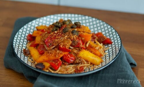 Pasta mit Paprika-Kapern-Sauce